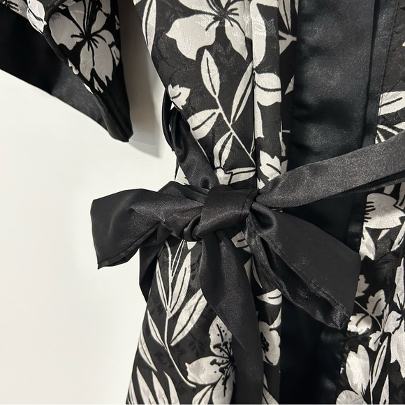 Vanity Fair Black and White Floral Robe - Picture 5 of 8